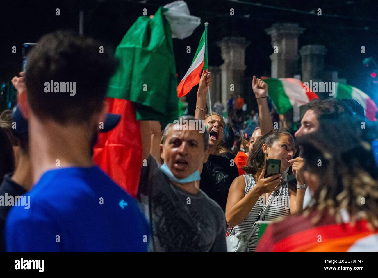 Rom, Italien 12/07/2021: In der Innenstadt Roms brachen Tausende von Menschen auf den Straßen aus, nachdem Italien England geschlagen hatte, um die Fußball-Europameisterschaft im Wemble-Stadion in London zu gewinnen. © Andrea Sabbadini Stockfoto