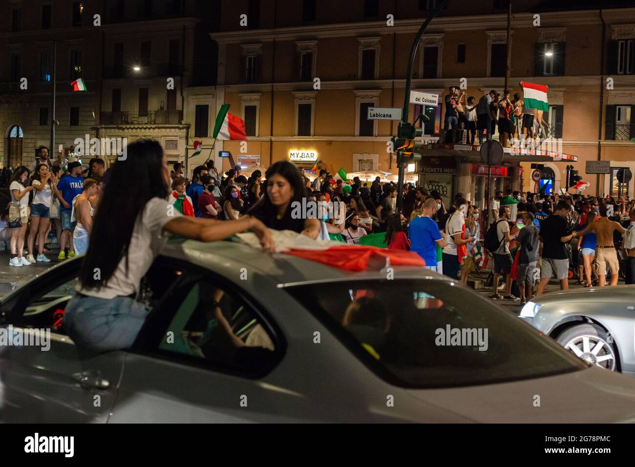 Rom, Italien 12/07/2021: In der Innenstadt Roms brachen Tausende von Menschen auf den Straßen aus, nachdem Italien England geschlagen hatte, um die Fußball-Europameisterschaft im Wemble-Stadion in London zu gewinnen. © Andrea Sabbadini Stockfoto