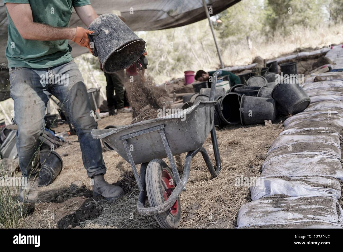 Khirbet a Rai, Israel. Juli 2021. Archäologen und Freiwillige graben an der Stelle von Khirbet a Rai in den jüdischen Ausläufern aus, die aus den Tagen König Davids als biblische Philisterstadt Ziklag identifiziert wurde, Der Ort, an dem David Zuflucht fand, als er vor König Saul floh und von hier aus nach Hebron ging, um zum König gesalbt zu werden. Eine beispiellose Aufschrift mit proto-kanaanäischer Schriftfarbe auf einem entdeckten Töpfergefäß trägt den Namen Jerubbaal, den Namen des Richters Gideon Ben Yoash aus dem Buch der Richter. Die Ergebnisse der Ausgrabungen der Hebrew University of Jeru Stockfoto