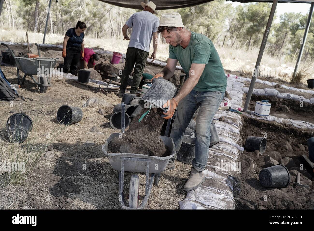Khirbet a Rai, Israel. Juli 2021. Archäologen und Freiwillige graben an der Stelle von Khirbet a Rai in den jüdischen Ausläufern aus, die aus den Tagen König Davids als biblische Philisterstadt Ziklag identifiziert wurde, Der Ort, an dem David Zuflucht fand, als er vor König Saul floh und von hier aus nach Hebron ging, um zum König gesalbt zu werden. Eine beispiellose Aufschrift mit proto-kanaanäischer Schriftfarbe auf einem entdeckten Töpfergefäß trägt den Namen Jerubbaal, den Namen des Richters Gideon Ben Yoash aus dem Buch der Richter. Die Ergebnisse der Ausgrabungen der Hebrew University of Jeru Stockfoto