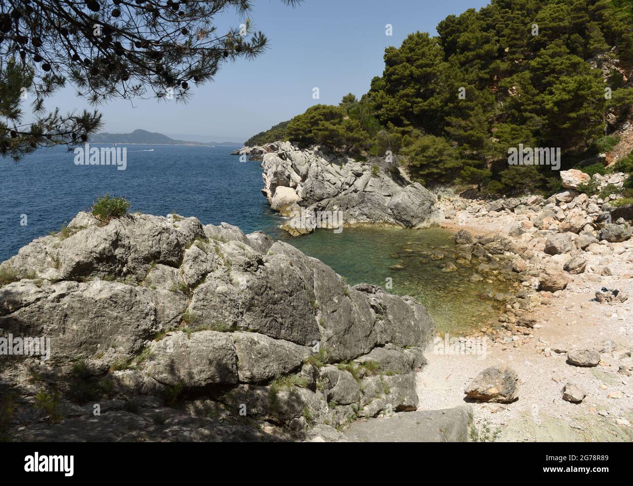 Wunderschöne mediterrane Bucht. Zaton, Dubrovnik Riviera, Kroatien. Stockfoto