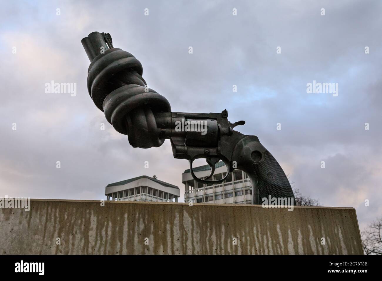 'Non-Violence' des schwedischen Künstlers Carl Fredrik Reuterswärd, auch bekannt als The Knotted Gun, Marl, Deutschland Stockfoto
