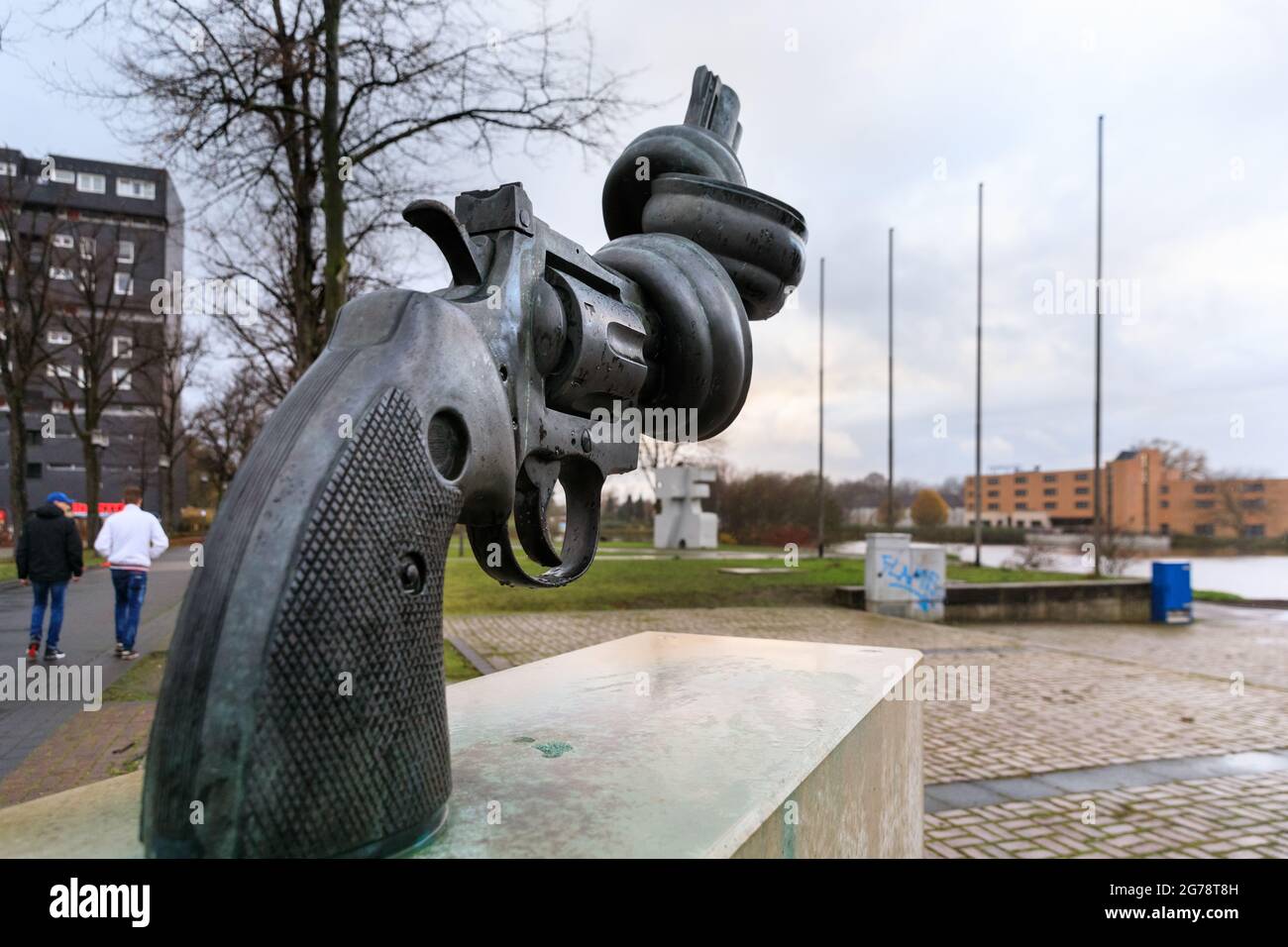 'Non-Violence' des schwedischen Künstlers Carl Fredrik Reuterswärd, auch bekannt als The Knotted Gun, Marl, Deutschland Stockfoto