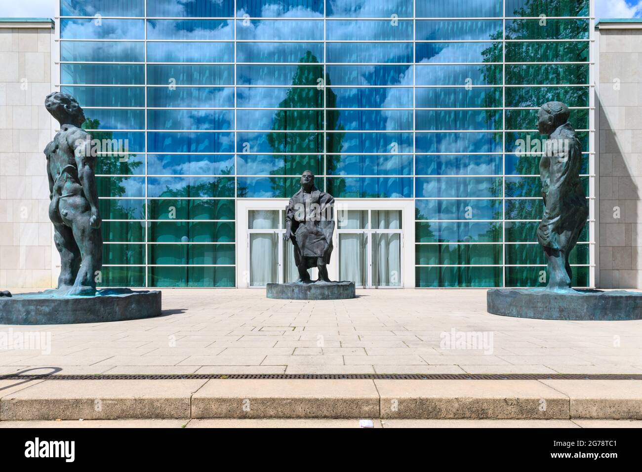 Mann im Wind I, II, III Gruppe von drei Skulpturen des Künstlers Thomas Schütte vor der Saalbau Philharmonie, Essen, Deutschland Stockfoto