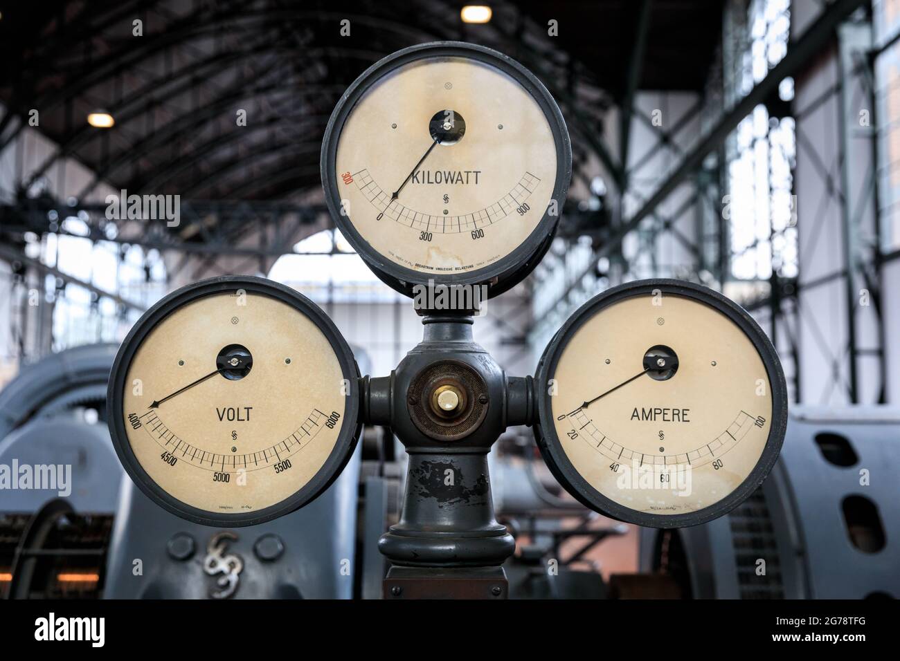 Alte Druckmessgeräte für Volt, Kilowatt und Ampere in der Maschinenhalle der Zeche Zollern, Dortmund Stockfoto
