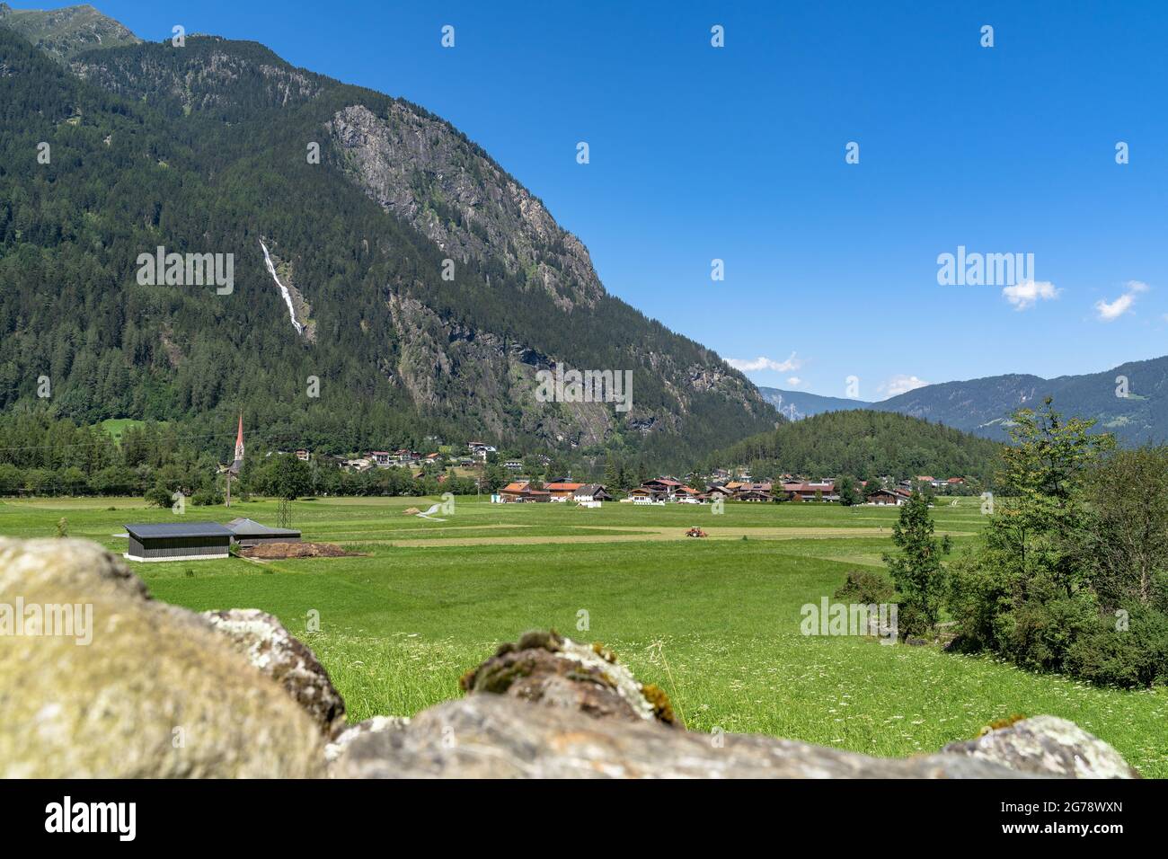 Europa, Österreich, Tirol, Ötztal Alpen, Ötztal, Blick über die landwirtschaftliche Landschaft bei Tumpen auf den Wasserfall Tumpen und die Armelenwand Stockfoto