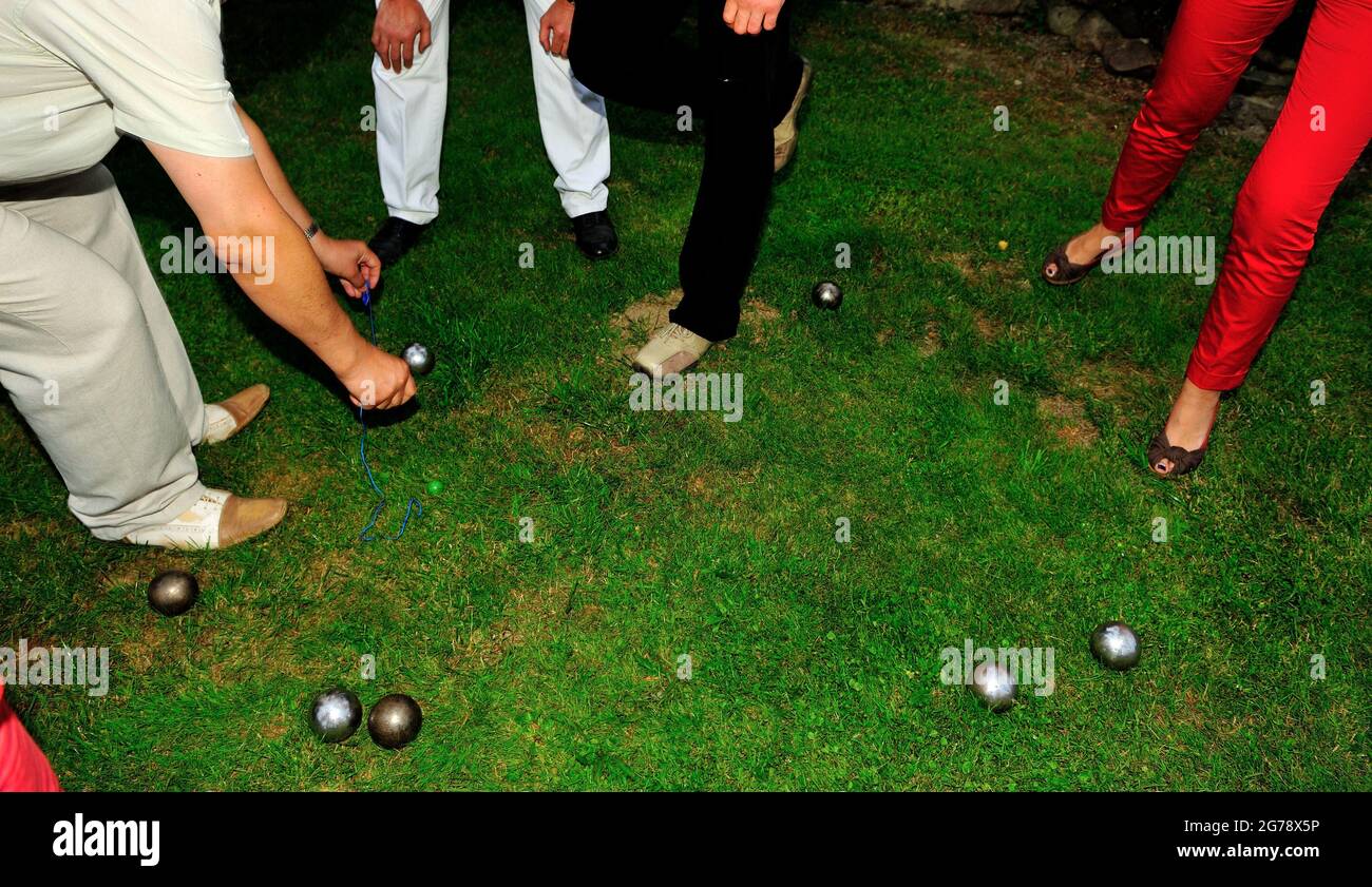 Petanque am späten Nachmittag, Boule, Petanque, Petanque, französisches Spiel, Petanque-Spieler Stockfoto