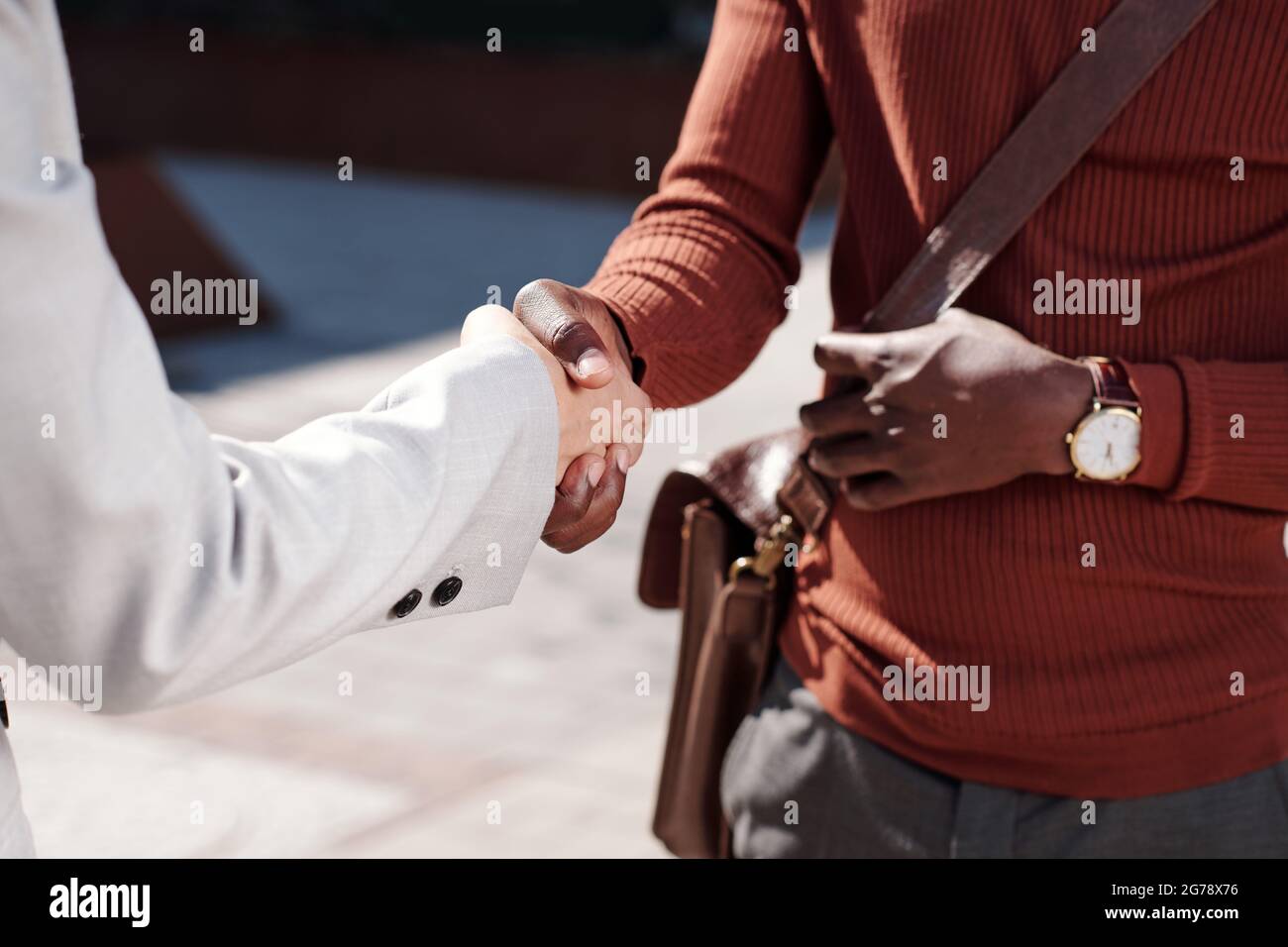 Händedruck von zwei interkulturellen Geschäftspartnern oder Kollegen Stockfoto