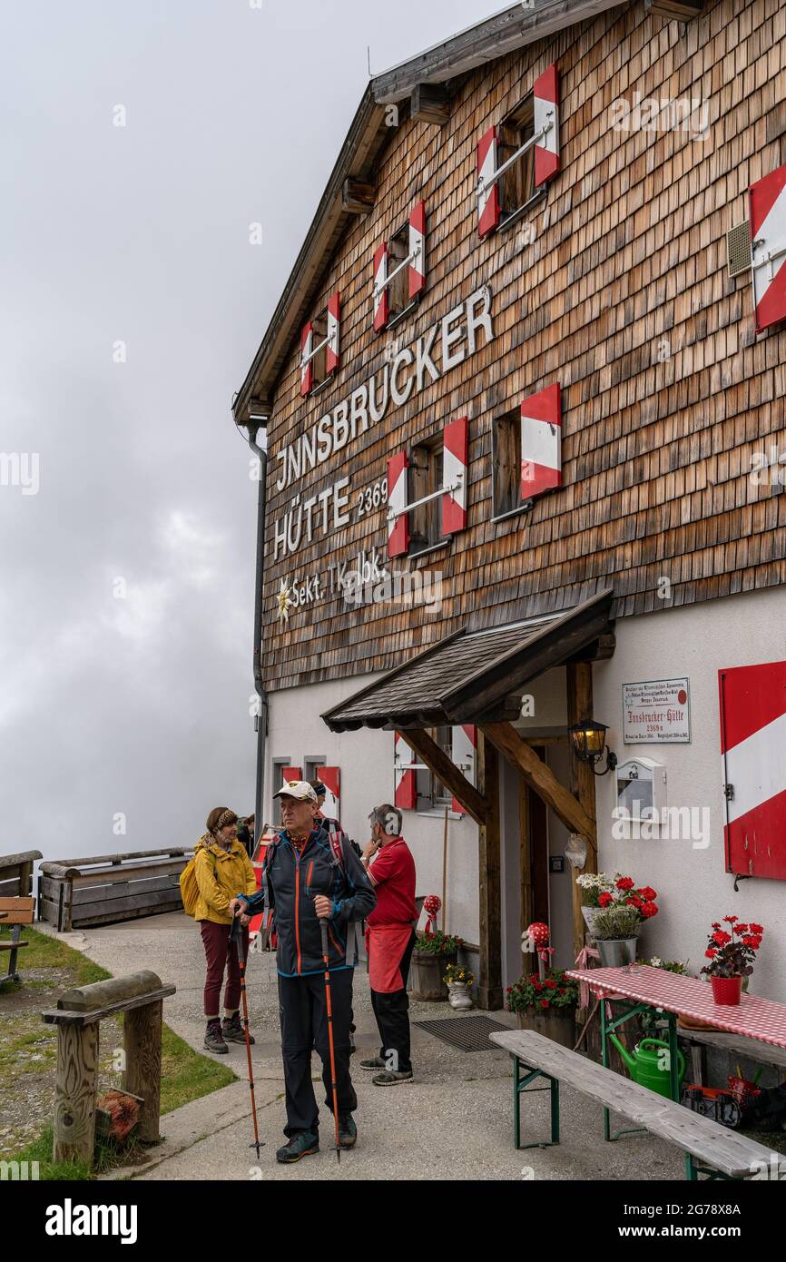Europa, Österreich, Tirol, Stubaier Alpen, Pinnistal, Wanderer starten an der Innsbrucker Hütte Stockfoto