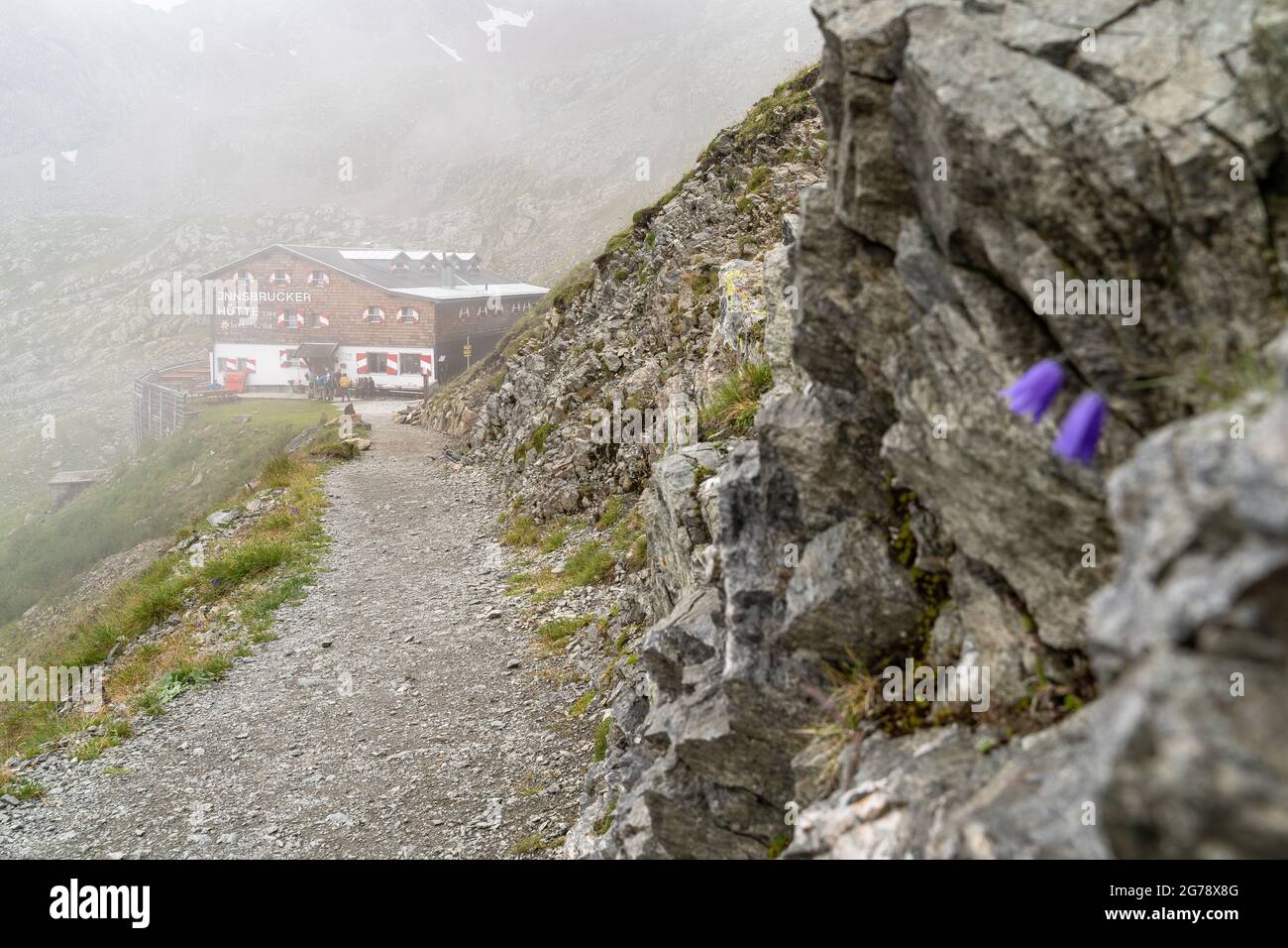 Europa, Österreich, Tirol, Stubaier Alpen, Pinnistal, Innsbrucker Hütte im Nebel Stockfoto