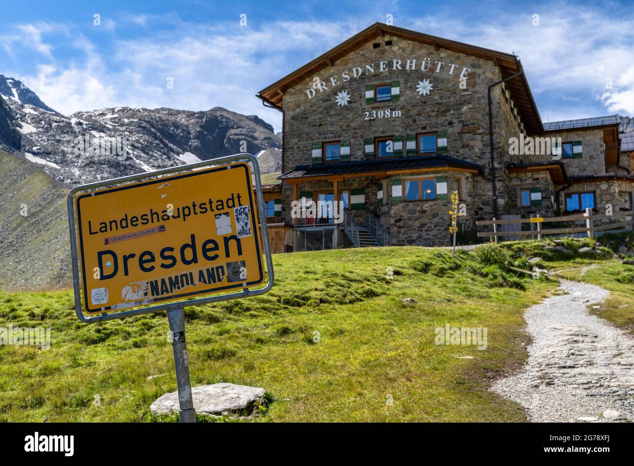 Europa, Österreich, Tirol, Stubaier Alpen, Dresdner Hütte im Stubai mit dem Stubaier Gletscher im Hintergrund Stockfoto