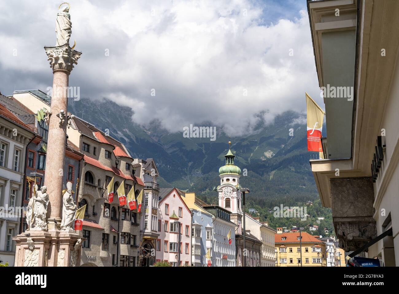 Europa, Österreich, Tirol, Innsbruck, Maria-Theresien-Straße, Blick auf die Anna-Säule und die Krankenhauskirche des Heiligen Geistes Stockfoto