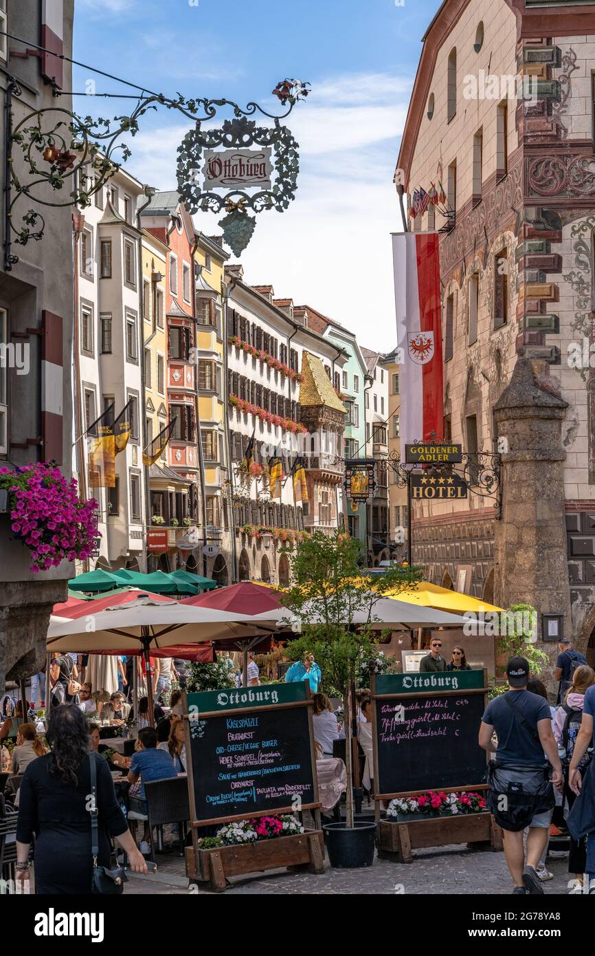 Europa, Österreich, Tirol, Innsbruck, Altstadt, Blick in die schmale Gasse vor dem „Goldenen Dach“ Stockfoto