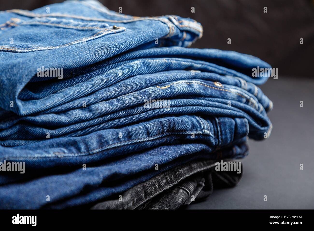 Blaue Jeans Hose Stapel Textil Textur Stoff Hintergrund. Stapel von  verschiedenen blauen Farbe Jeans, Denim jean Textilien auf schwarzem  Hintergrund Stockfotografie - Alamy