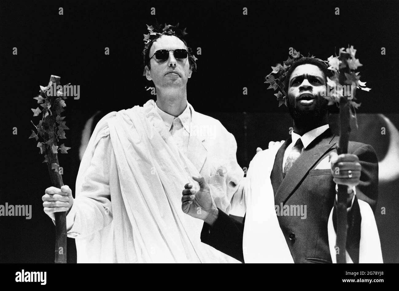 l-r: Roger Frost (Teiresias), Wilbert Johnson (Cadmus) in THE BACCHAE von Euripides im Lyric Hammersmith Studio, London W6 25/10/1988 eine gemeinsame Erfahrung Produktionsdesign: David Roger Beleuchtung: Rick Fisher Regie: Nancy Meckler Stockfoto
