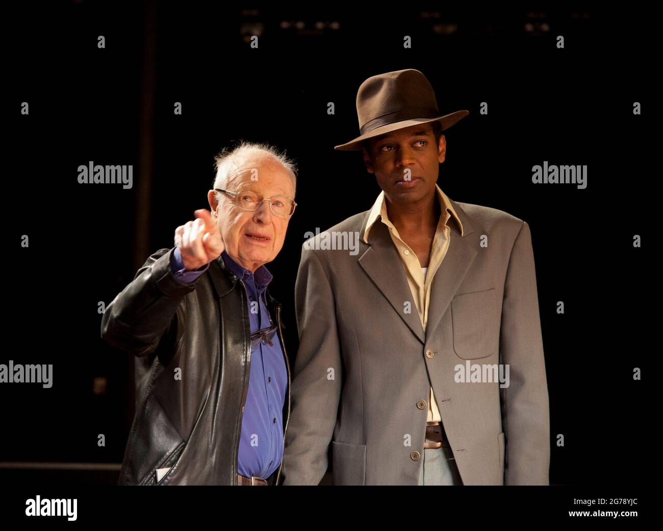 l-r: Peter Brook, William Nadylam probt DEN ANZUG bei The Young Vic, London SE1 23/05/2012 nach Can Themba, Mothobi Mutloatse & Barney Simon adaptiert und inszeniert von Peter Brook & Marie-Helene Estienne Musik: Frank Krwczyk Kostüme: Oria Puppo Beleuchtung: Philippe Vialatte Stockfoto
