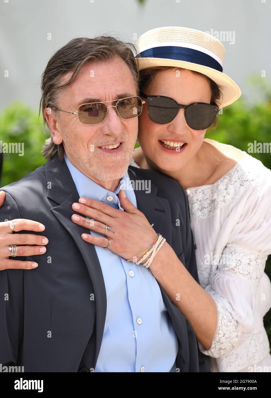 Cannes, Frankreich, 12. Juli 2021 Tim Roth und Vicky Krieps bei der Fotoschau für Bergman Island, die im Palais des Festivals stattfand. Teil der 74. Filmfestspiele von Cannes. Quelle: Doug Peters/EMPICS/Alamy Live News Stockfoto