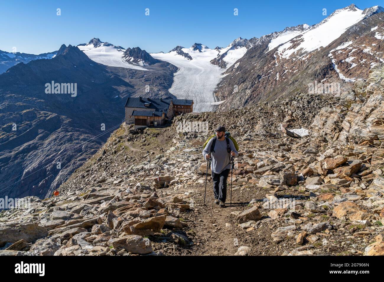 Europa, Österreich, Tirol, Ötztal Alpen, Ötztal, Obergurgl, Bergwanderer vor Ramolhaus und Gurgler Fanner Stockfoto