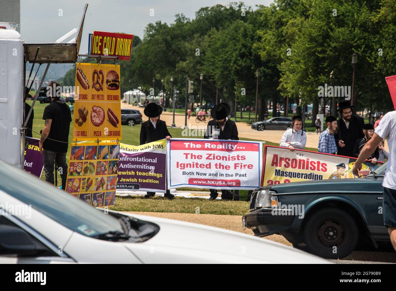 Ultraorthodoxe Juden protestieren gegen die Kundgebung gegen den Antisemitismus in Amerika Stockfoto