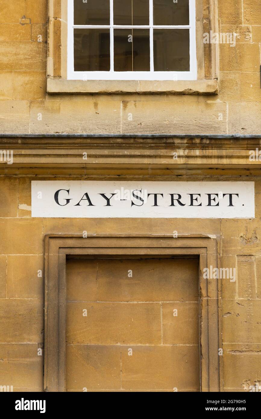 Handbemaltes Straßenschild „Gay Street“. Die römische Stadt Bath, Somerset, England Stockfoto