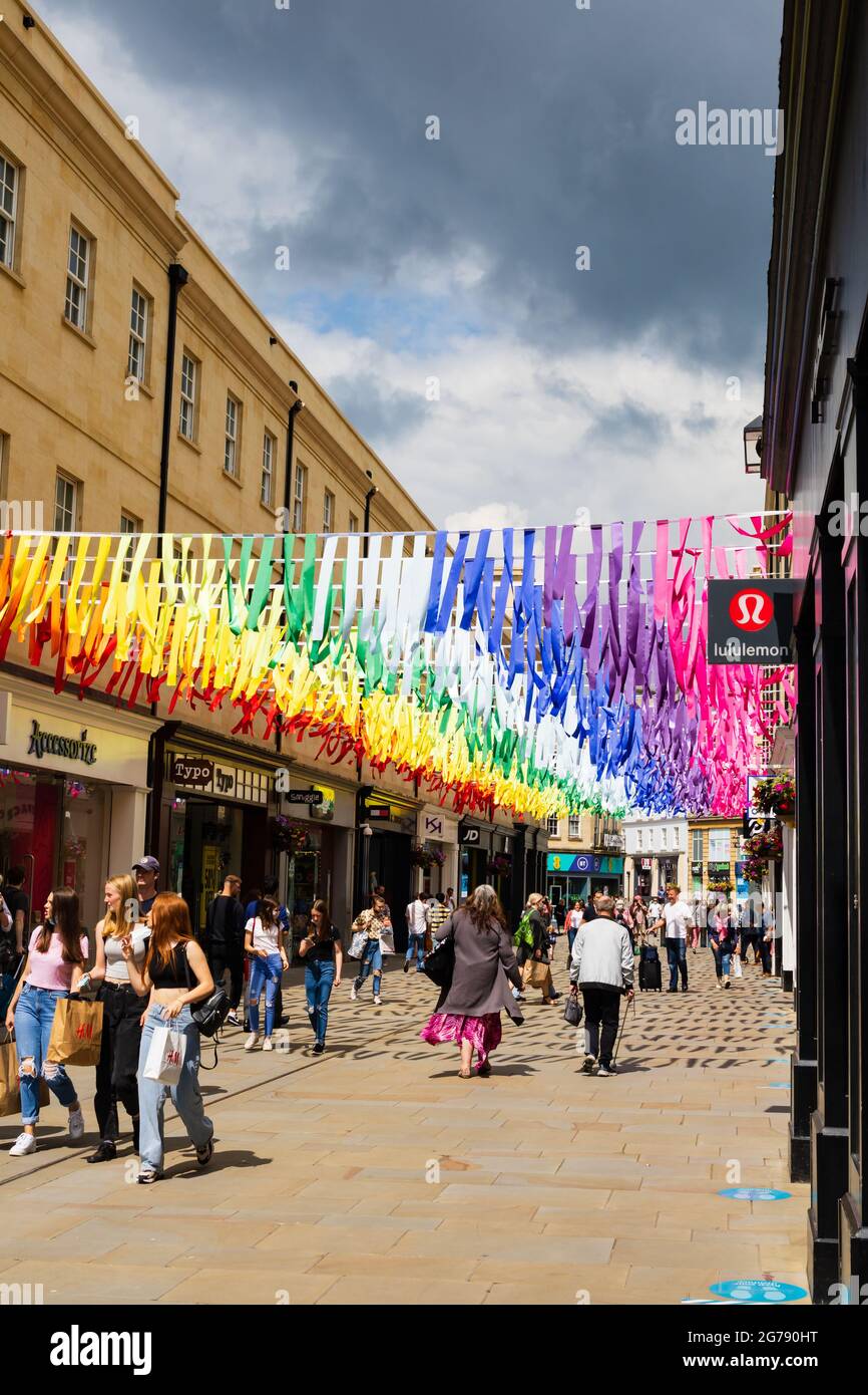 Der Stolz der Homosexuellen auf LGBT-Homosexuelle liegt oberhalb der St. Lawrence Street, der römischen Stadt Bath, Somerset, England Stockfoto
