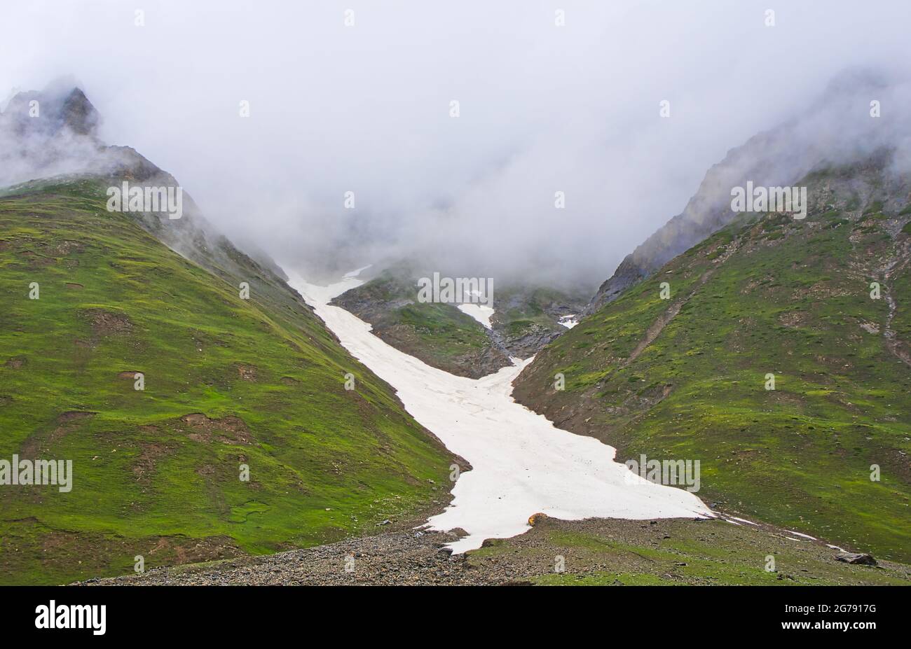 Wunderschöne Berglandschaft. Sehen Sie Gletscher und Felsen auf dem Weg zum Dorf Kargil. Ausführliche Reise auf dem Sonamarg Hill Trek in Jammu und Kashmir, Indi Stockfoto