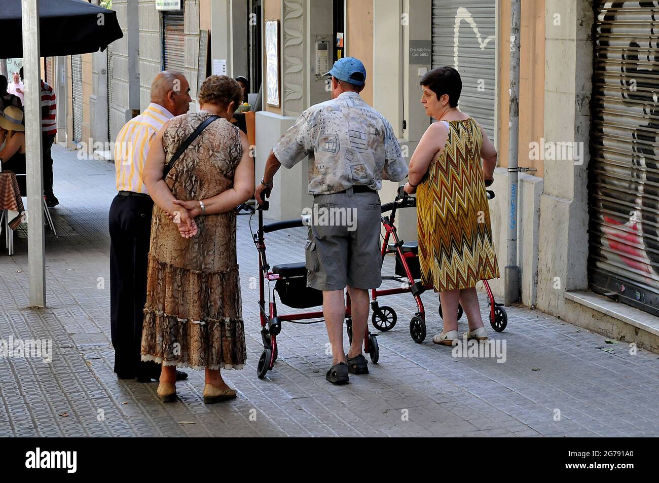 barcelona/katalonien/ Spanien/ 2.Juli 2019/ Senioren in Katalonien genießen es, im Juli in barcelona Spanien gemeinsam Karten zu spielen. (Foto..Francis Dean / Deanpices. Stockfoto