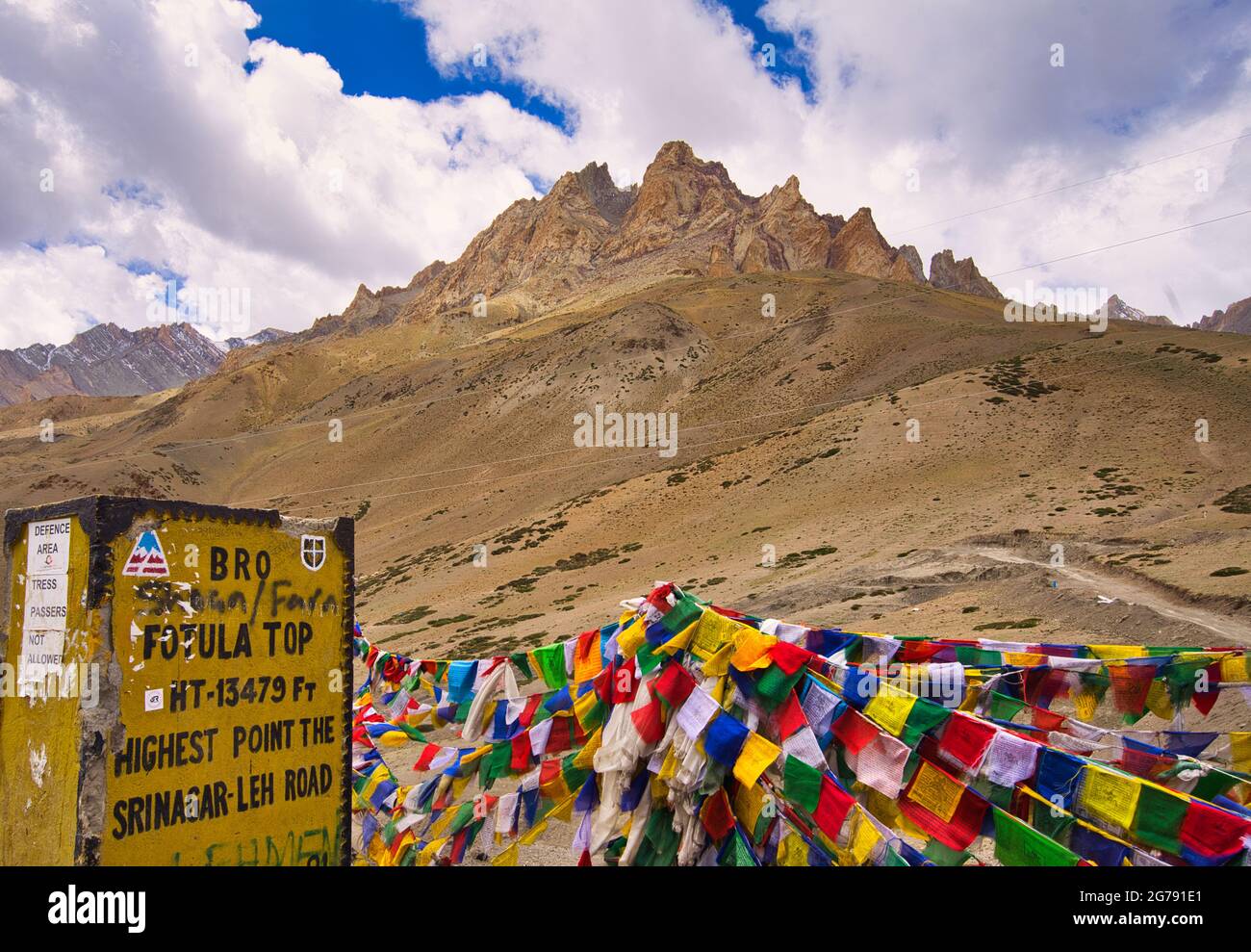 Wunderschöne Naturkulisse. Gelbe Erde Bergkette. Bunte Flaggen. Blick auf zwischen Lamayuru und Kargil in Ladakh, Jammu und Kaschmir, Indien, Juni Stockfoto