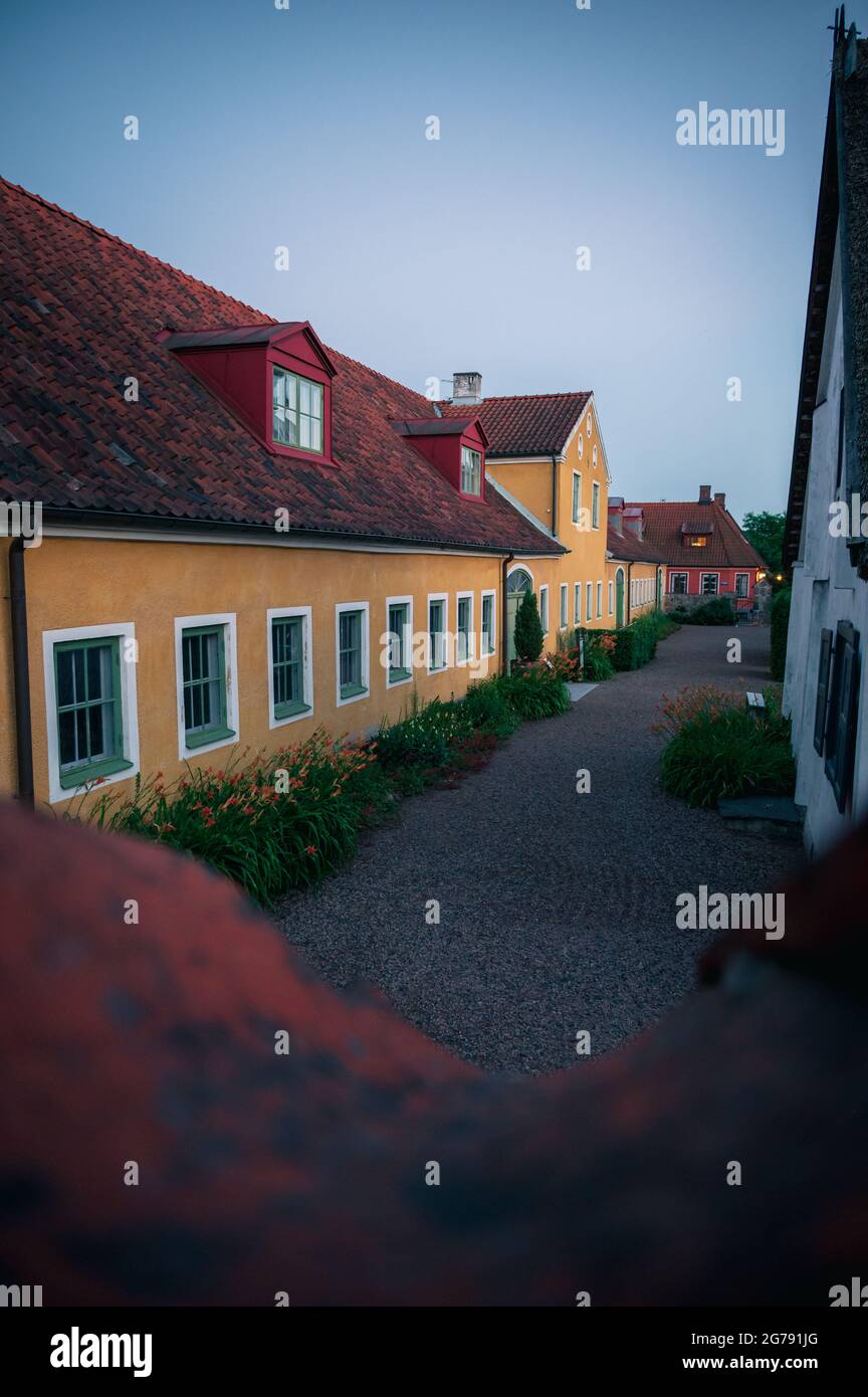 Alte Gebäude und Pflanzen in idyllischer Dorflage in Lund Schweden am Sommerabend Stockfoto