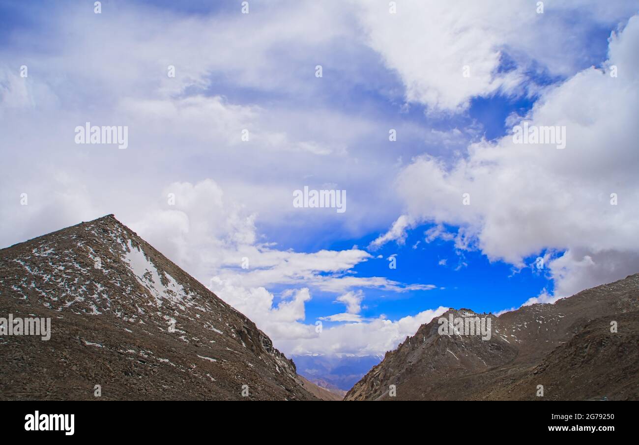 Pangong Tso oder Pangong Lake ist ein Sumpfland und Feuchtgebiet. Gelber Berg. Landschaft ein endorheischer See im himalaya, Jammu und Kaschmir, Indien. Juni Stockfoto