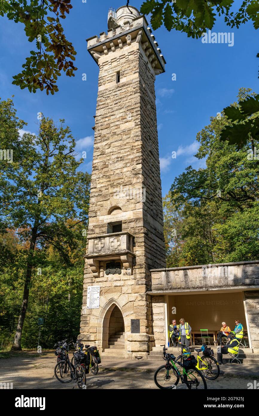 Europa, Deutschland, Baden-Württemberg, Stuttgart, Untertürkheim, Radfahrer am Kernenturm auf dem Kernen Stockfoto