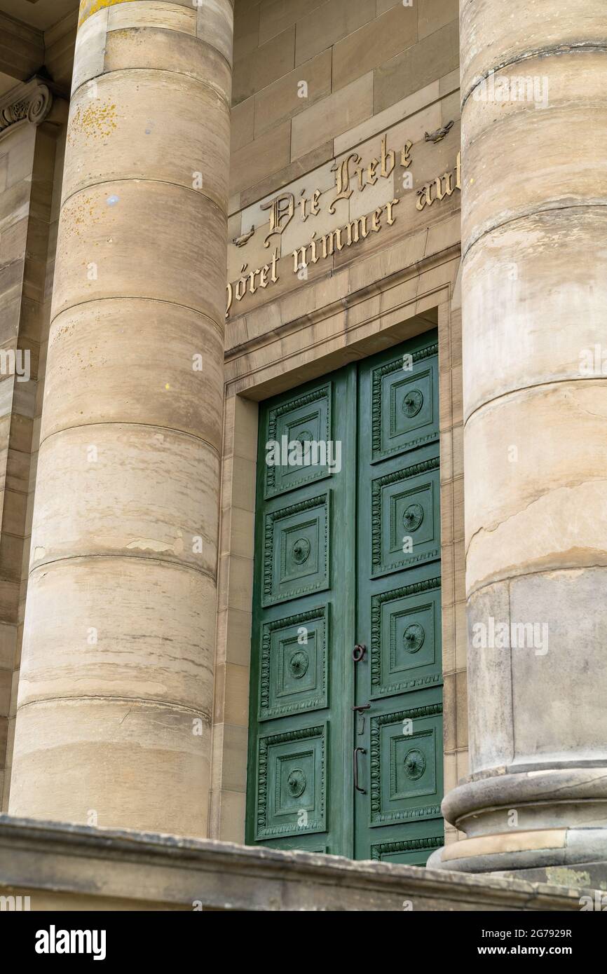 Europa, Deutschland, Baden-Württemberg, Stuttgart, Untertürkheim, Inschrift am Haupteingang der Grabkapelle Stockfoto