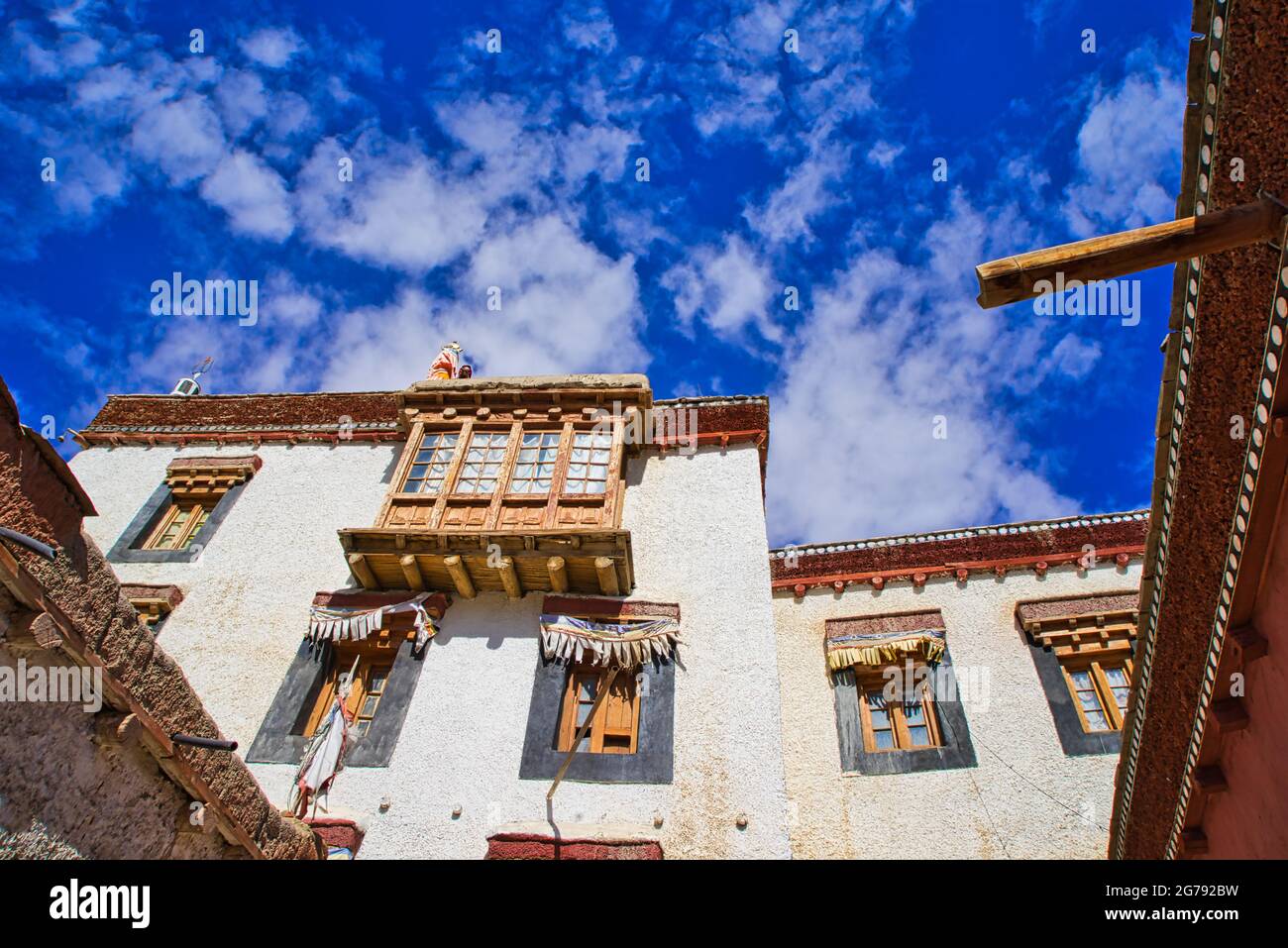 Shey Tempel (Shey Palace oder Shey Gompa) auf der Spitze des Hügels. Landschaft in Ladakh, Jammu und Kaschmir, Indien, Juni 2018. Stockfoto