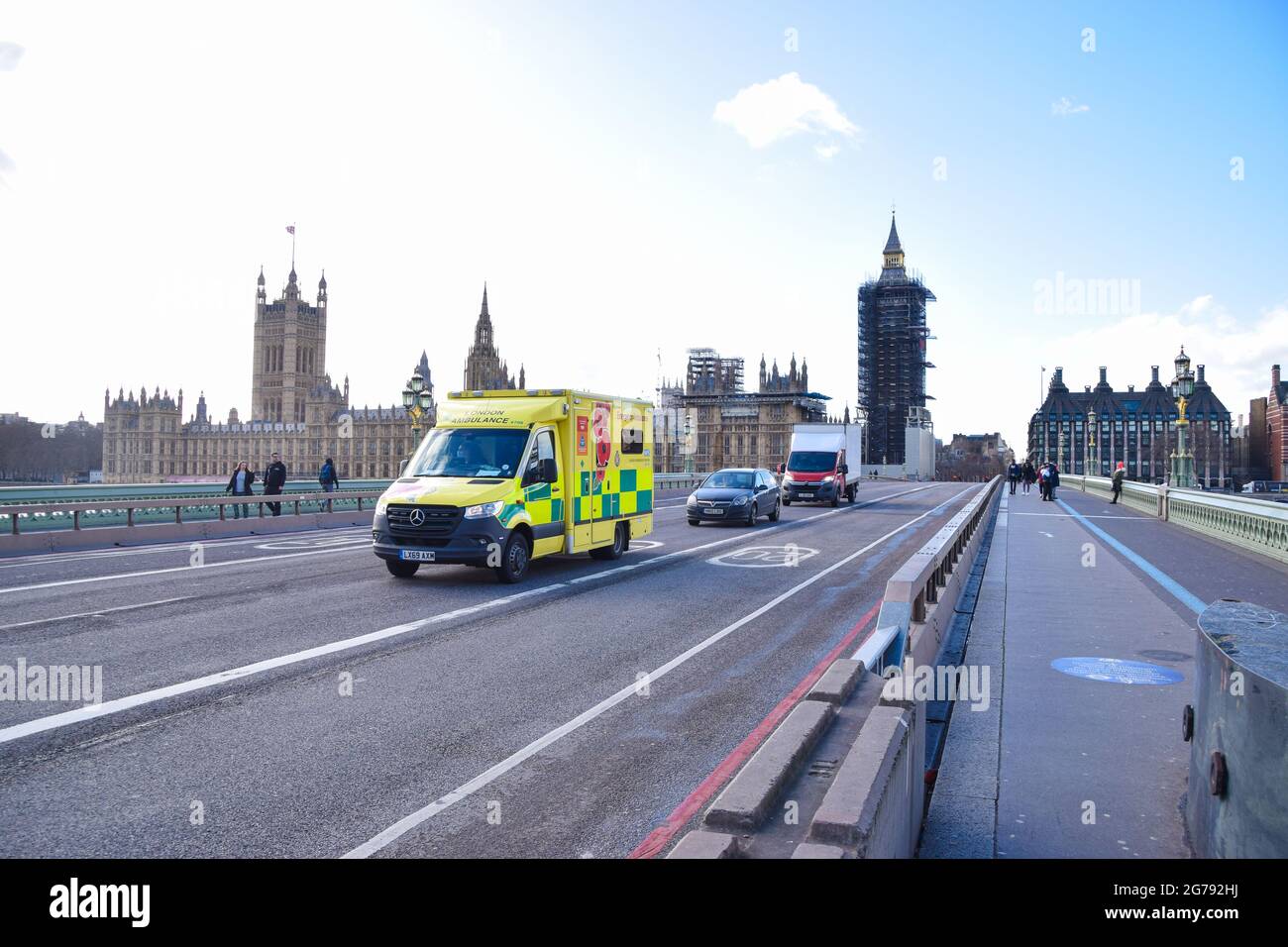 Während der Coronavirus-Pandemie fährt ein Krankenwagen an den Houses of Parliament auf der Westminster Bridge vorbei. London, Großbritannien 18. Februar 2021. Stockfoto