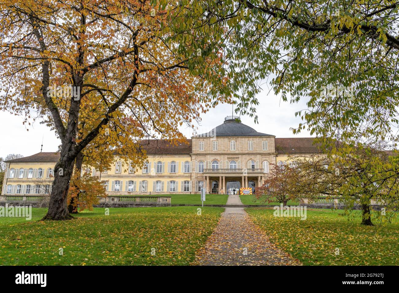 Europa, Deutschland, Baden-Württemberg, Stuttgart, Schloss Hohenheim, Blick auf Schloss Hohenheim im Herbstpark Stockfoto