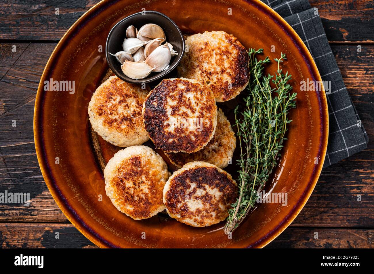 Gebratenes Schweinefleisch und Rinderfleischschnitzel oder Patty auf einem rustikalen Teller. Dunkler Holzhintergrund. Draufsicht Stockfoto