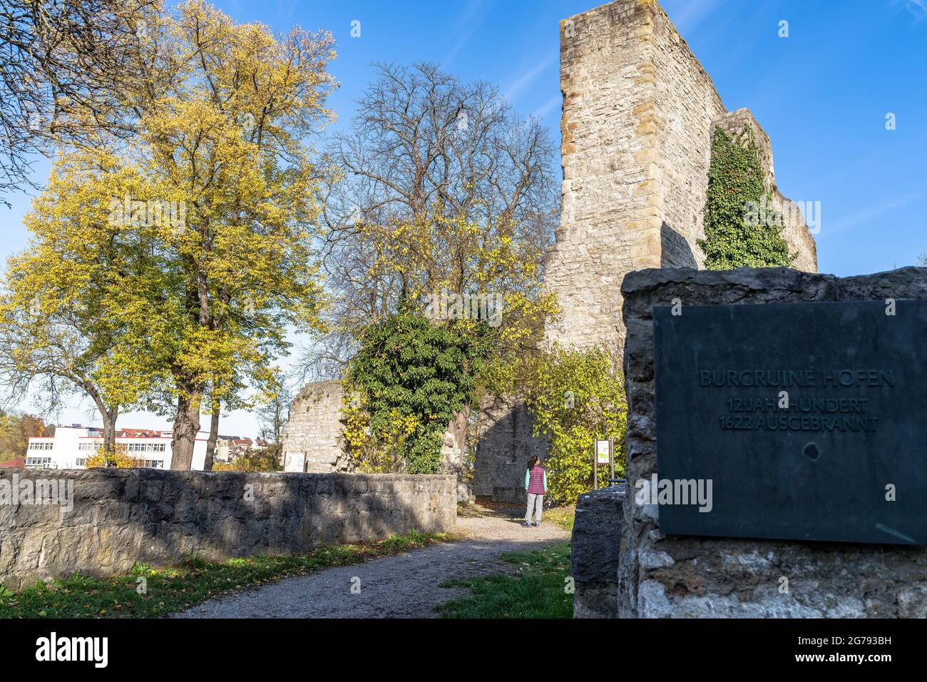 Europa, Deutschland, Baden-Württemberg, Stuttgart, Walker erkundet die Ruinen von Schloss Hofen Stockfoto