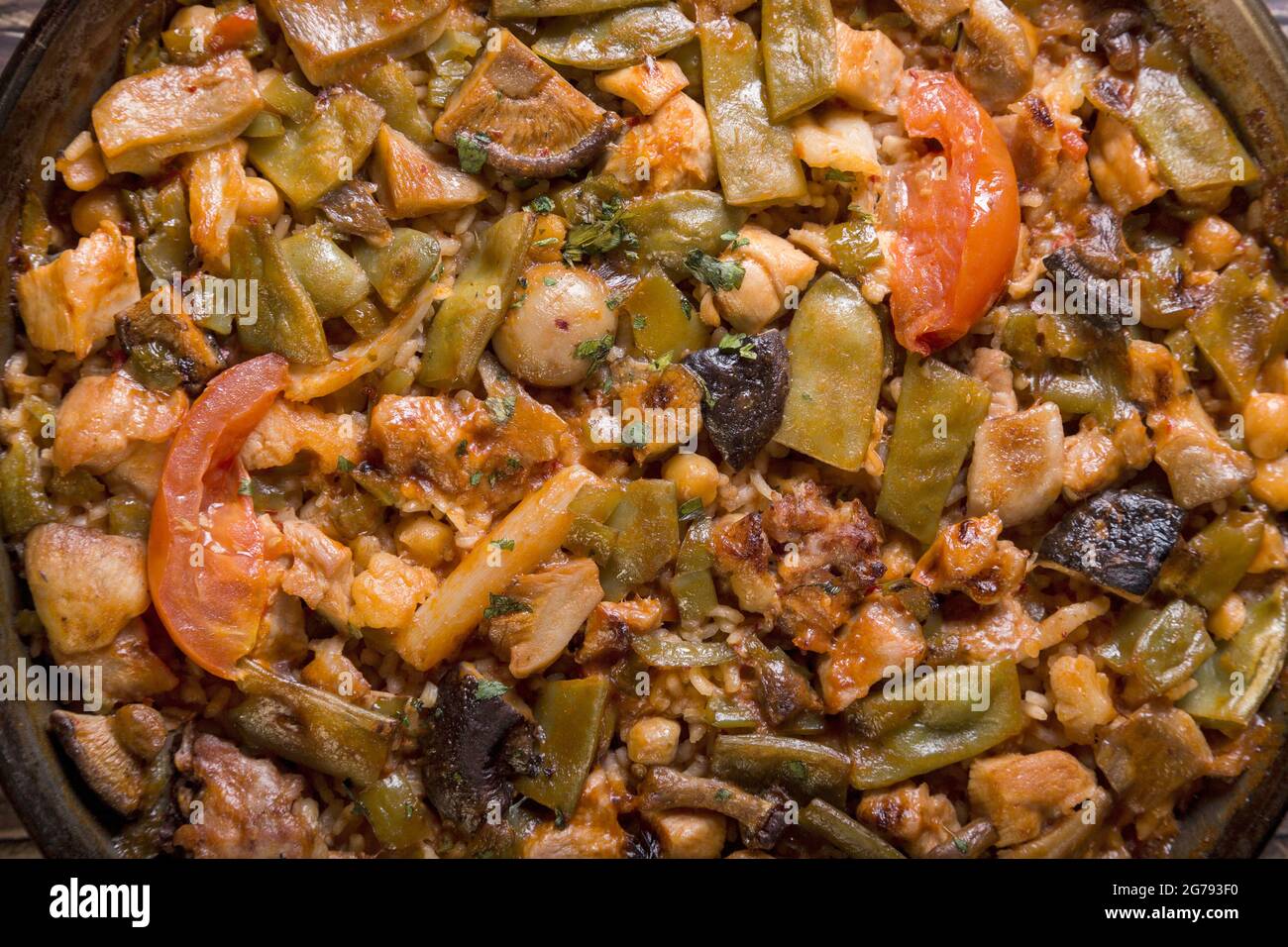 Nahaufnahme der Paella mit Gemüse, natürlichen Zutaten, europäische Küche. Stockfoto