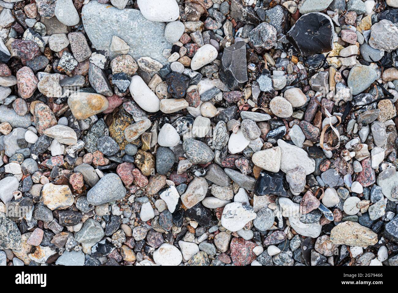 Draufsicht auf Kieselsteine oder Steine am Strand, Vollformat-Naturhintergrund Stockfoto