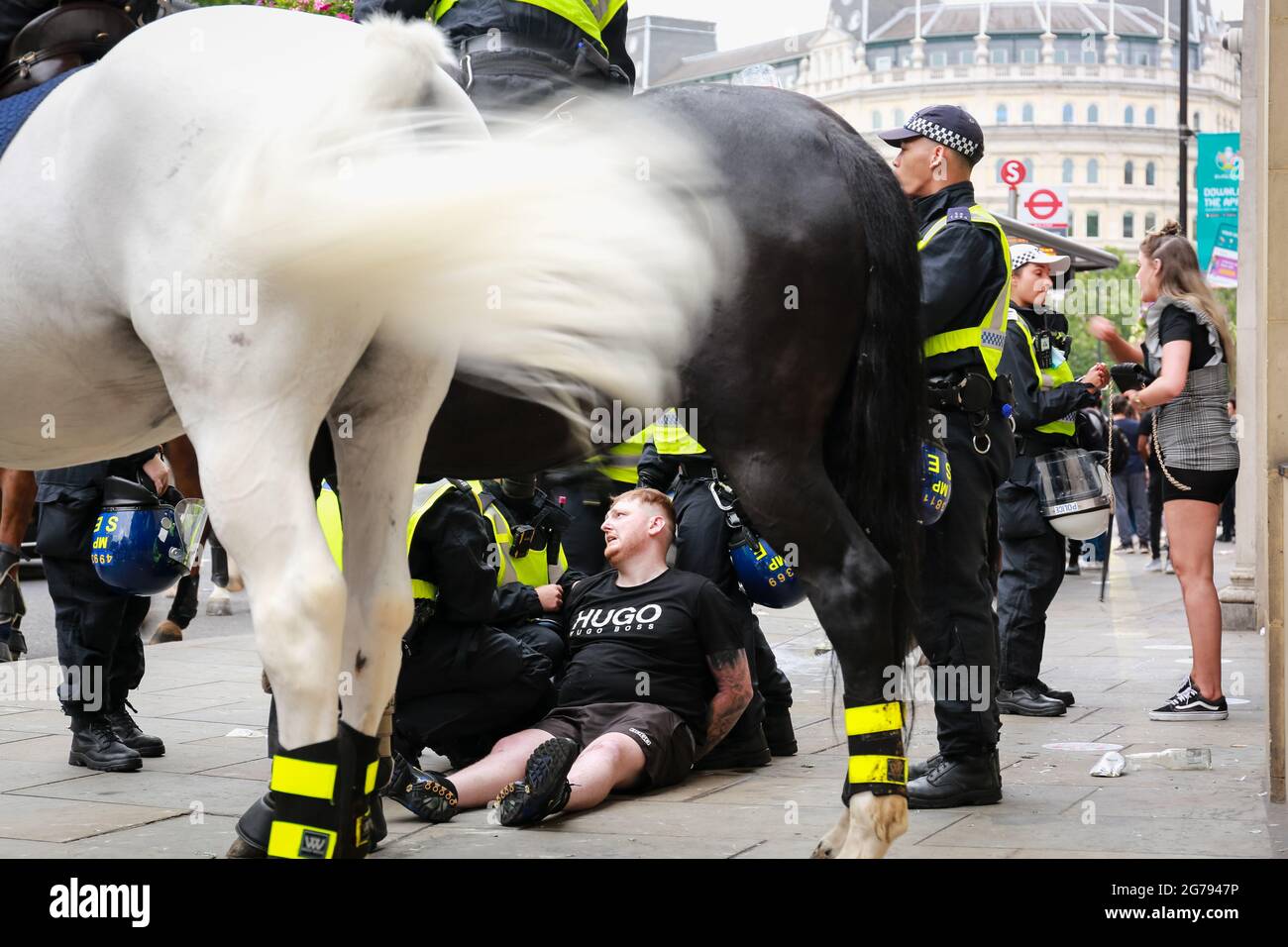 London, Großbritannien. 11. Juli 2021. 2020 Euro. Die Polizei verhaftete Englands Fußballfan während der Unruhen auf dem Trafalgar Square. Italien vs. England. Quelle: Waldemar Sikora Stockfoto