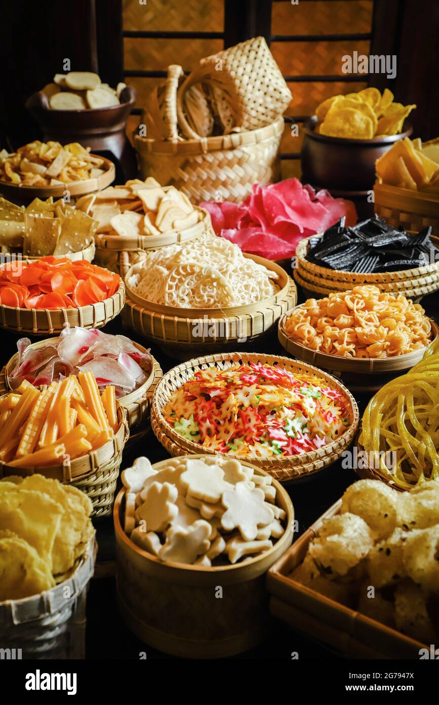 Aneka Kerupuk Nusantara. Verschiedene indonesische rohe Cracker beliebt auf dem Markt. Stockfoto