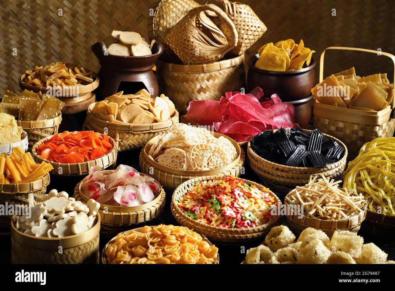 Aneka Kerupuk Nusantara. Verschiedene indonesische rohe Cracker beliebt auf dem Markt. Stockfoto