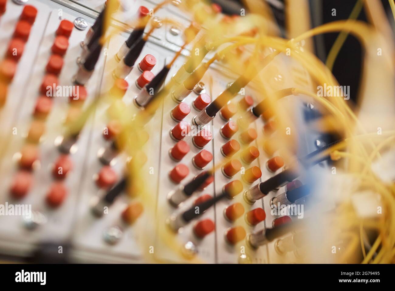 Nahaufnahme der Schalttafel mit Steckern und Kabeln im Serverraum im Hintergrund des Rechenzentrums, Platz zum Kopieren Stockfoto