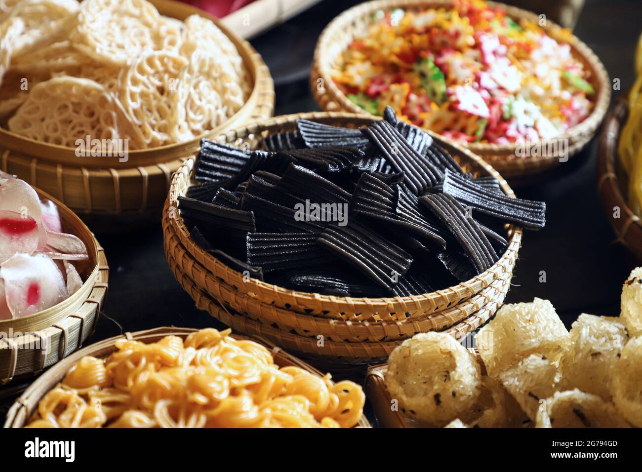 Kerupuk Jengkol. Stinkende Bohnencracker wurden in einem Marktstand verkauft. Stockfoto