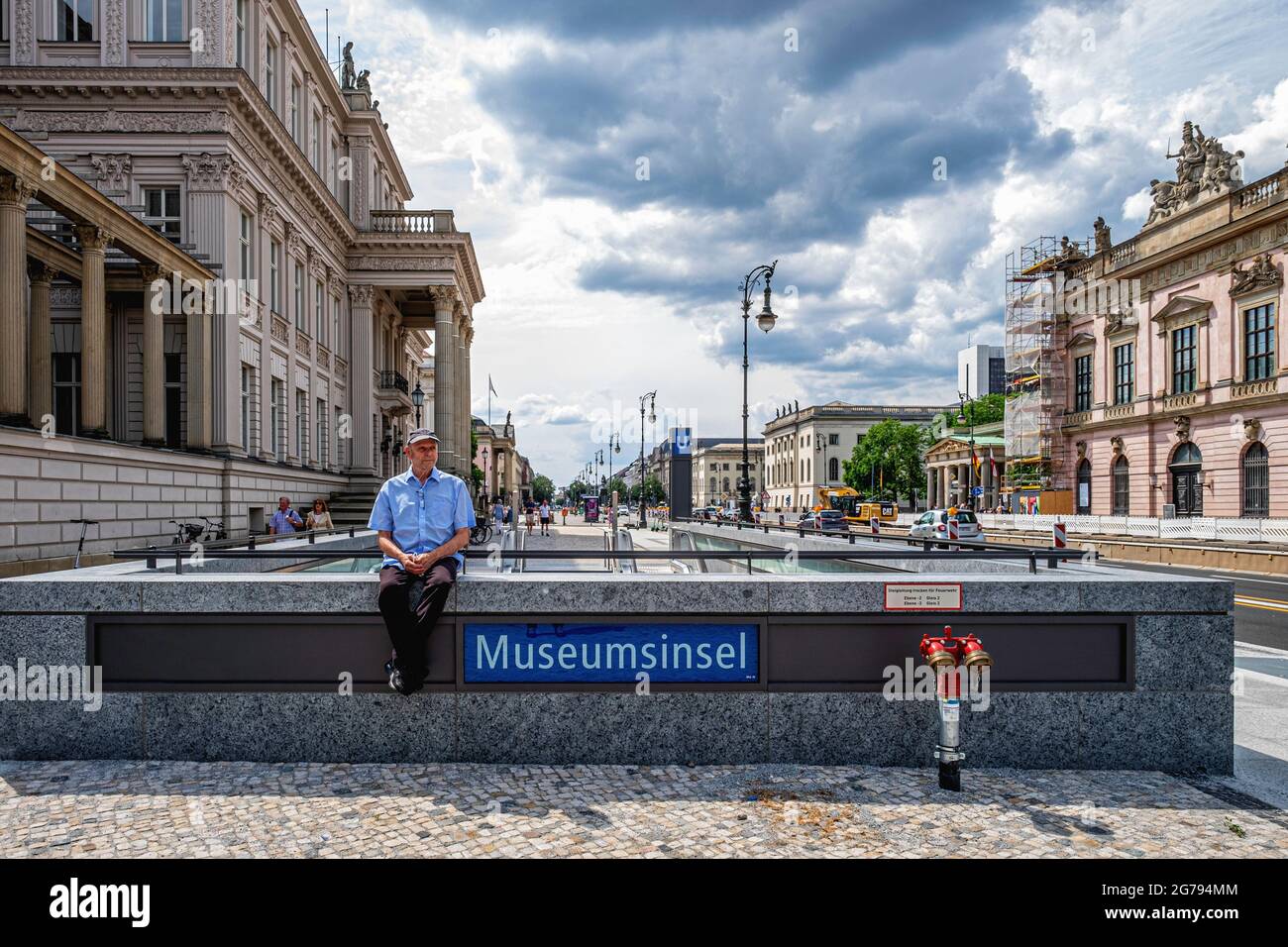 U Museumsinsel,unter den Linden, Mitte,Berlin.Entrnce neben dem Kronprinsenpalais. Der neue U-Bahnhof, der vom Architekten Max Dudler entworfen wurde, wurde am 9. Juli 2021 eröffnet.Dudier wurde von Friedrich Schinkel inspiriert, der May von den historischen Gebäuden in der Umgebung entwarf. Die Stationsdecke, ein sternenbefleckter Himmel, bezieht sich auf eine Verzierung, die Schinkel 1816 für eine Aufführung von Mozarts ‘Zauberflöte’ entwarf. Der Himmel in tiefblauem Blau und 6662 Lichter erzeugen die Sterne. Stockfoto