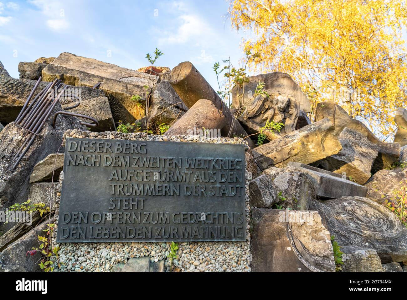 Europa, Deutschland, Süddeutschland, Baden-Württemberg, Stuttgart, Birkenkopf, Gedenktafel zwischen den Trümmern am Birkenkopf Stockfoto
