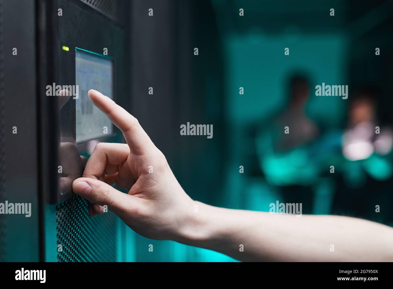 Seitenansicht Nahaufnahme eines nicht erkennbaren man-Bedienschranks über digitales Bedienfeld im Rechenzentrum, Kopierbereich Stockfoto