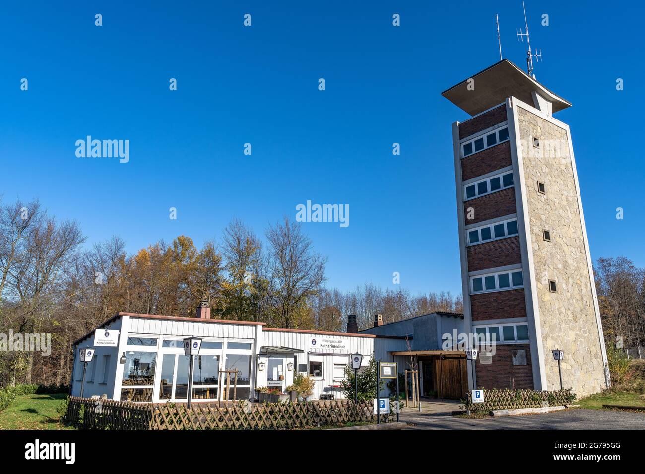 Europa, Deutschland, Baden-Württemberg, Esslingen, Aussichtsturm und Bergrestaurant Katharinenlinde bei Esslingen Stockfoto
