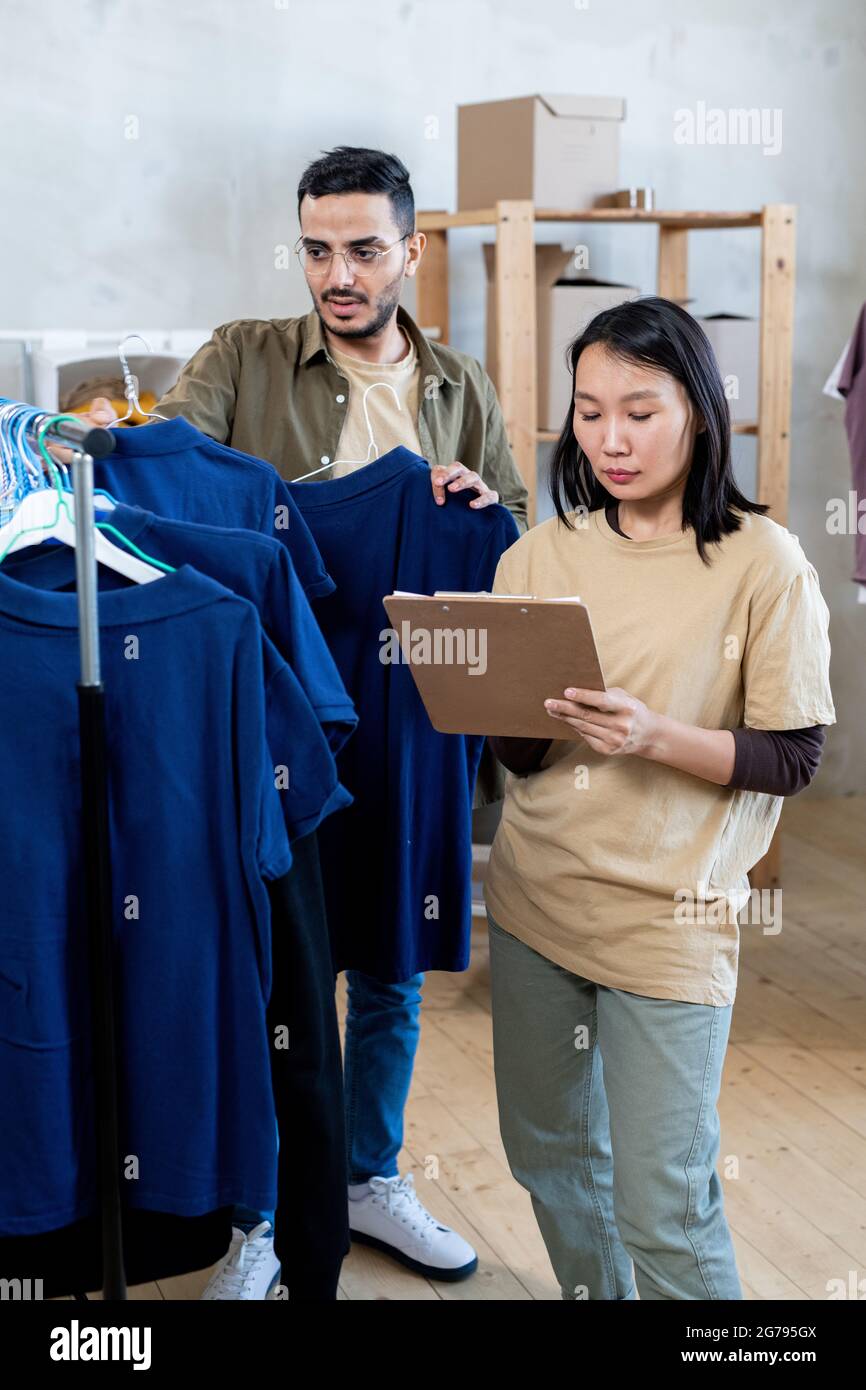 Junge interkulturelle Freiwillige und Freiwillige, die im Amt arbeiten Stockfoto