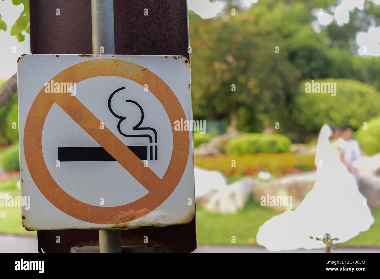Rauchverbotsschild in der Nähe der Laufbahn im öffentlichen Park. Cross-Processing und Split-Tone neue Trend wie Prozess. Stockfoto